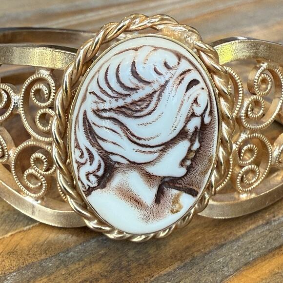 Vintage Gold Tone Spring Closure Clamper Bangle Cameo Bracelet - Picture 3 of 10